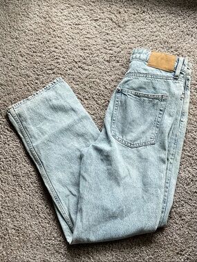& Denim Women’s Distressed Straight Fit Light Blue Jeans, Size 6